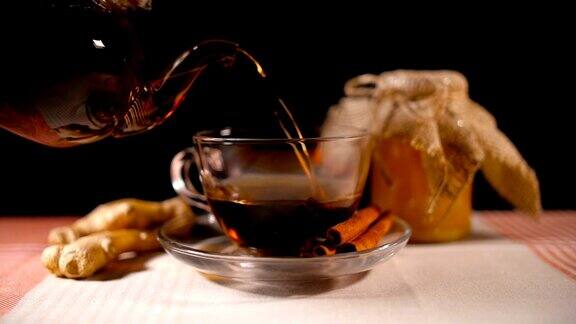 茶中加入蜂蜜、生姜和肉桂