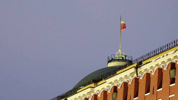 在克里姆林宫参议院的圆顶上挥舞着俄罗斯国旗莫斯科俄罗斯