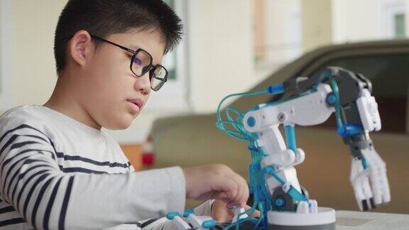 亚洲男孩学习机器人家庭教育