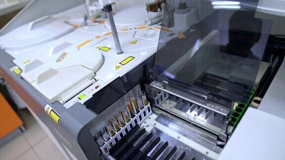 医院化验室配备现代化先进的血液科学检测设备测试玻璃在机器内部移动
