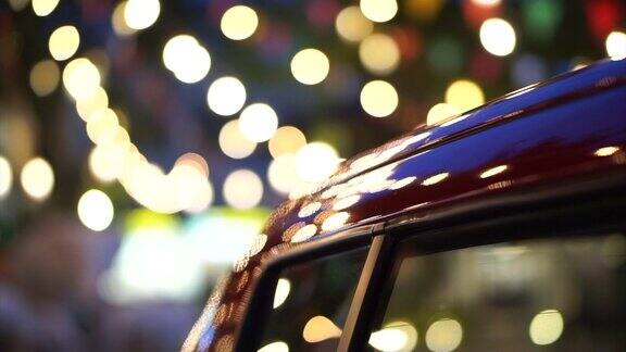 汽车上的圣诞和新年灯闪闪发光