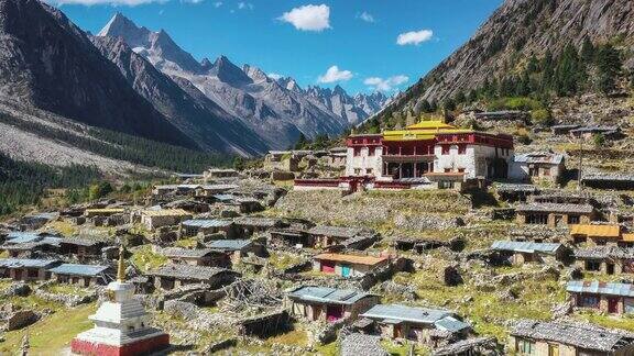 一座古老的藏传佛教寺庙矗立在群山和山谷之间