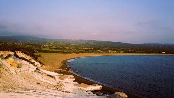 多岩石的海岸白色的石头地中海塞浦路斯岛