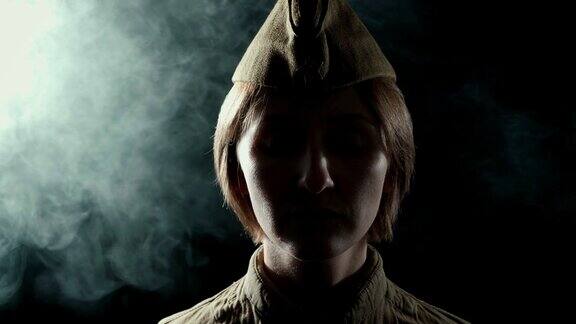 一个穿着苏联红军制服的女人在阴影里的镜头