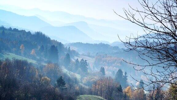 秋天雾蒙蒙的山脉风景斯洛伐克