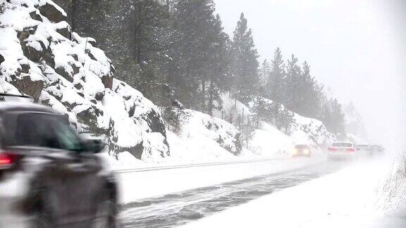 冬季驾驶危险的雪暴风雪条件