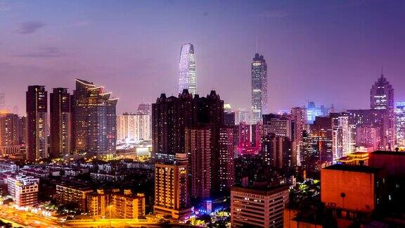 中国深圳2014年11月20日:从日落到夜晚鸟瞰深圳的交通和建筑中国深圳