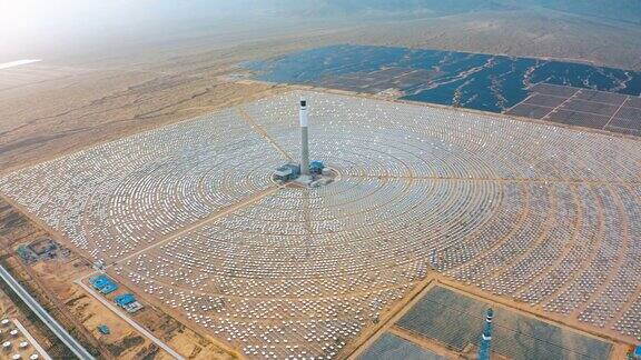 戈壁沙漠太阳能发电厂的航拍