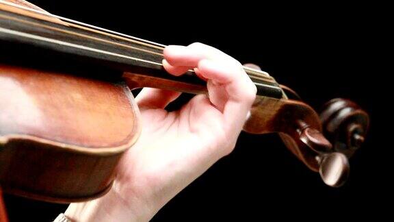 小提琴手在演奏-她的手的特写