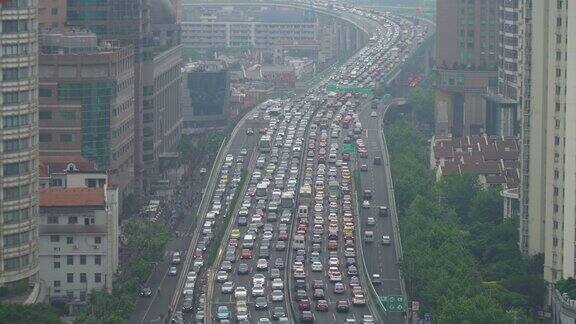 长期繁忙的高速公路在污染的中国大都市