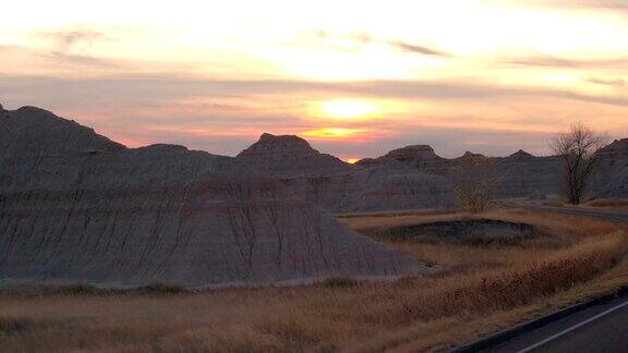 驱车经过令人惊叹的荒地国家公园日出时砂岩形成