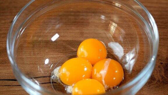 把蛋黄放在一个玻璃碗里