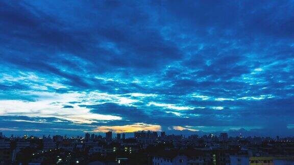 从白天到夜晚的延时云曼谷城市的天空景观