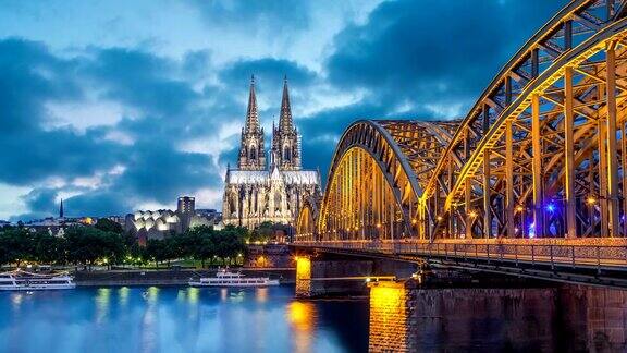 傍晚的科隆大教堂和霍亨索伦大桥