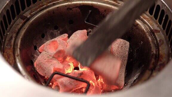 木炭在炉子里燃烧