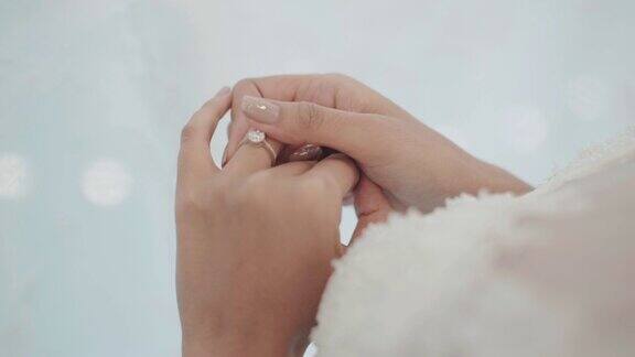 新娘把结婚戒指戴在手上