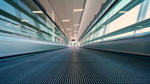 4K运动模糊在机场移动的自动扶梯的时间间隔