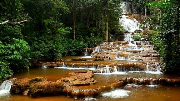 泰国森林中的瀑布