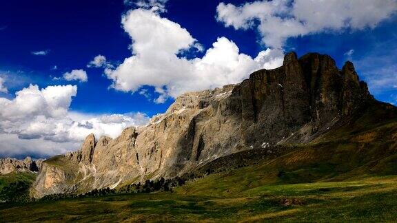 时间流逝翻滚的云在山顶白云石阿尔卑斯山意大利