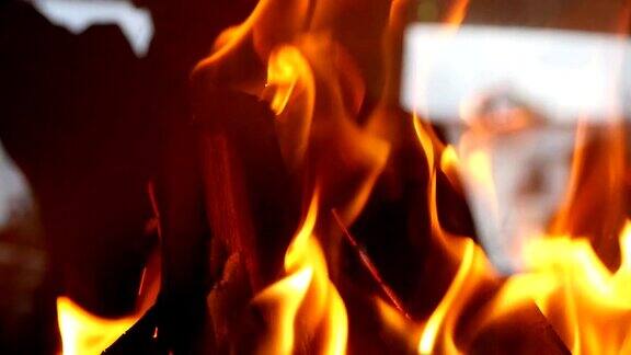火在壁炉上燃烧的特写慢镜头