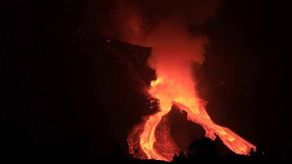 拉帕尔马火山夜间喷发巨大的熔岩流呈扇形蔓延神奇的声音!