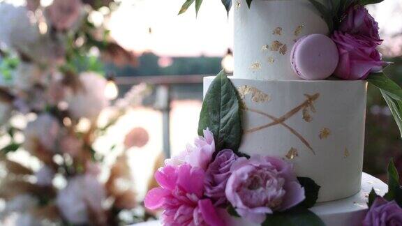 婚礼上的三层大蛋糕装饰美味美丽