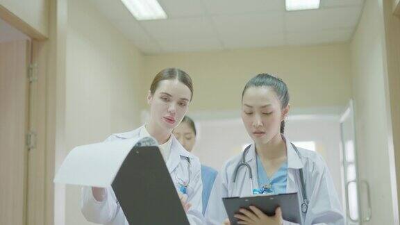 两个女医生共商谈论病人的病情