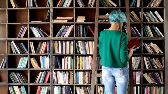 聪明的女孩在书店里挑选文学书籍