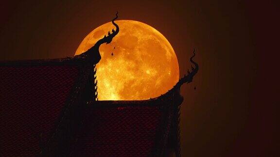 满月之夜泰国寺庙的美丽屋顶