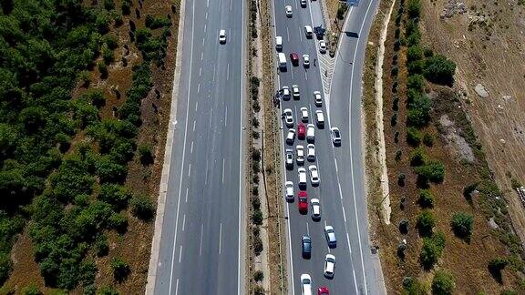 因事故造成的高速公路交通堵塞鸟瞰图