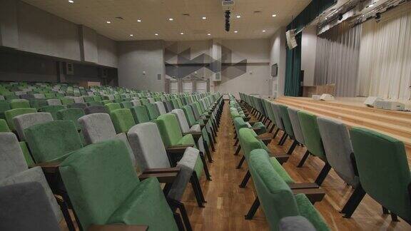 会议大厅的舞台上有舒适的椅子和屏幕
