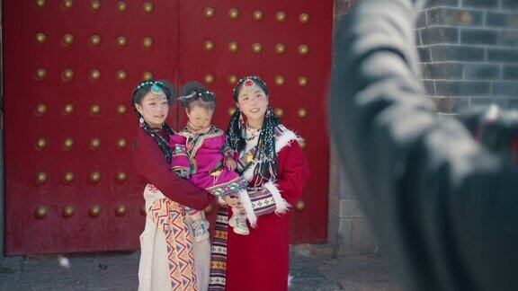 女孩们穿着藏族服装中国