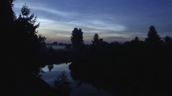 夜光云河上的夜雾间隔拍摄