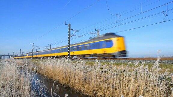 荷兰国家铁路的火车荷兰斯波尔维根或NS驶过一个冬季的风景