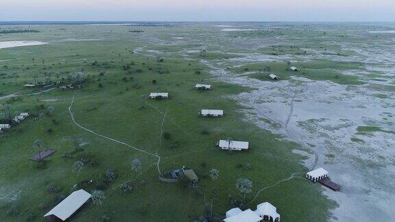 博茨瓦纳Makgadikgadi潘上的SanCamp的4K空中飞行视图