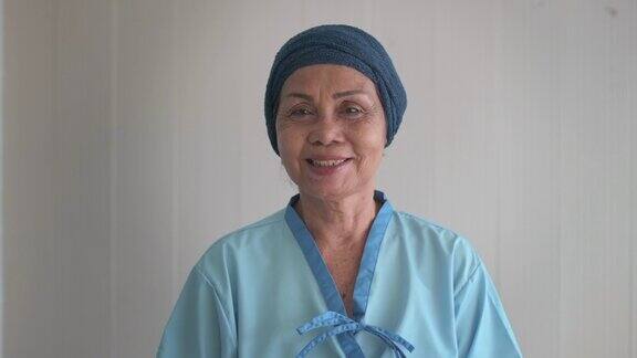 老年癌症患者肖像戴头巾妇女在医院保健和医疗概念