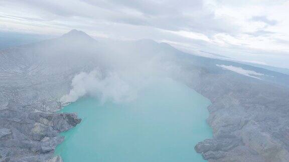 鸟瞰图火山酸性绿松石心湖火山口烟熏著名的旅游胜地