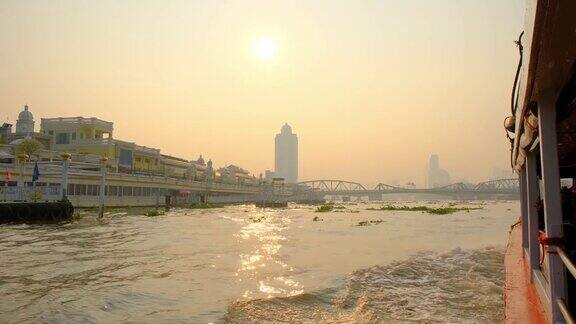 乘游船在湄南河上国王之河泰国旅游