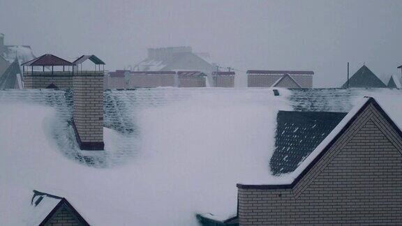 冬季全高清视频中居民房屋倾斜屋顶上方的暴风雪