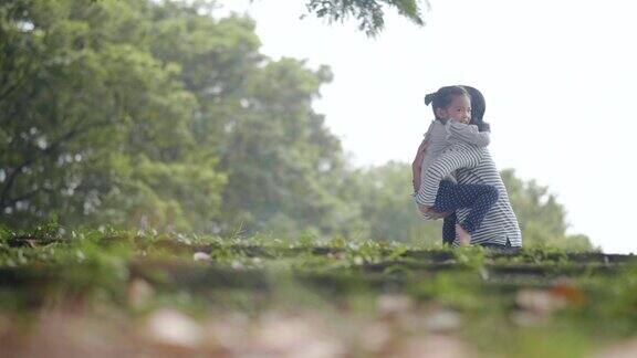 母亲和女儿在公园的幸福时刻