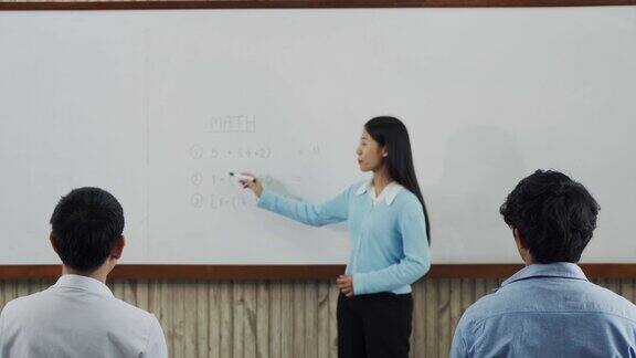 亚洲教师在课堂上教学生