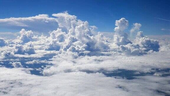 透过飞机窗口观看云朵和蓝天