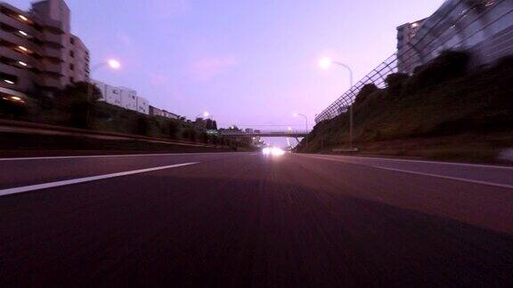 在早晨驾驶高速公路-后视镜-4K-