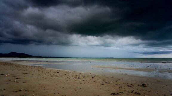 海滩与暴风雨的云;时间流逝
