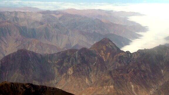 南美秘鲁上空的高山和云