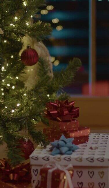 DS礼物在美丽装饰的圣诞树下