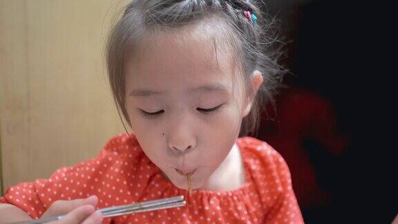 可爱的女孩吃着传统的韩国食物