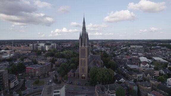 荷兰希尔弗瑟姆的圣-维特斯科克天主教堂的鸟瞰图环绕轨道拍摄