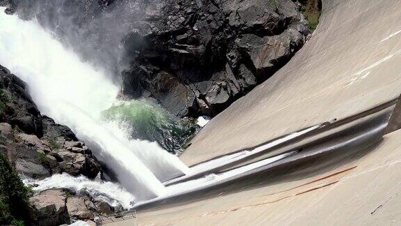 令人惊叹的温泉瀑布