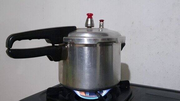 高压锅在火炉上家庭或商业厨房的烹饪过程